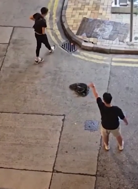 最終事主雙手合十後離開,大漢一方亦散去,拍片者期間有報案求助。