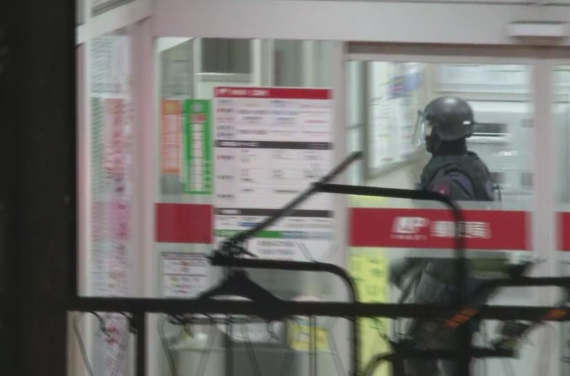 日本埼玉縣接連發生醫院槍擊案和郵局脅持人質事件,警方與槍手對峙近8小時之後,晚上10時20分衝進郵局,逮捕86歲疑犯鈴木常雄。