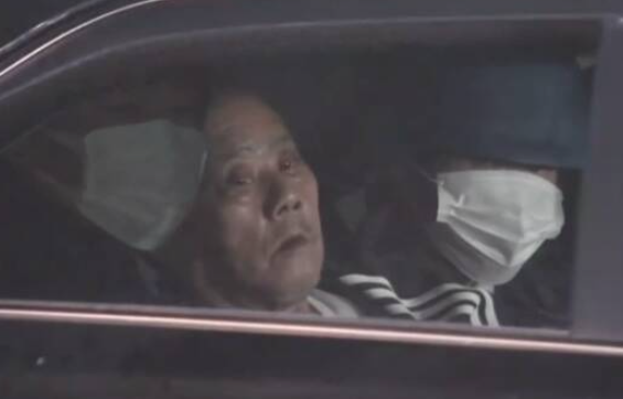 日本埼玉縣接連發生醫院槍擊案和郵局脅持人質事件,警方與槍手對峙近8小時之後,晚上10時20分衝進郵局,逮捕86歲疑犯鈴木常雄。