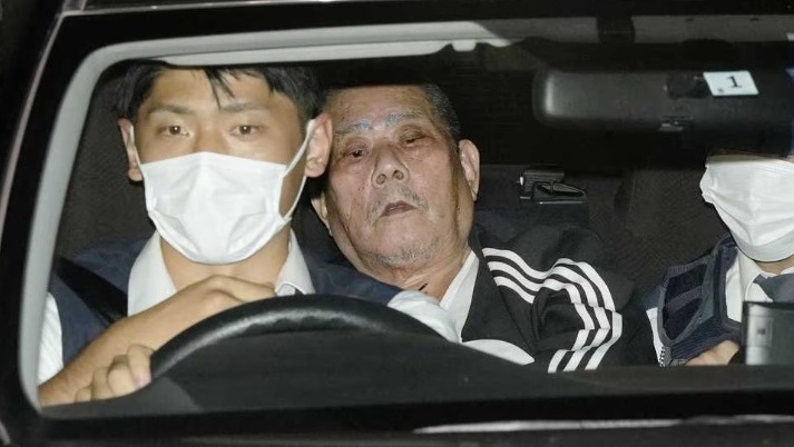 日本埼玉縣接連發生醫院槍擊案和郵局脅持人質事件,警方與槍手對峙近8小時之後,晚上10時20分衝進郵局,逮捕86歲疑犯鈴木常雄。