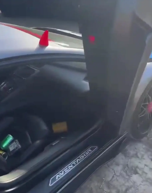 江蘇蘇州一名8歲百厭男童玩沙時,竟將沙子灑到一輛價值千萬元(人民幣,下同,約1,080萬港元)的林寶堅尼車上,導致沙子漏進引擎,結果男童的父母要向車主支付逾萬元(約1.08萬港元)的清潔費。