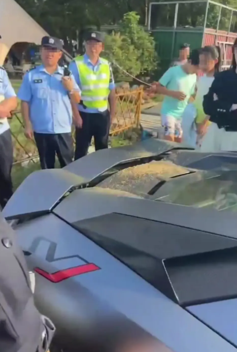 江蘇蘇州一名8歲百厭男童玩沙時,竟將沙子灑到一輛價值千萬元(人民幣,下同,約1,080萬港元)的林寶堅尼車上,導致沙子漏進引擎,結果男童的父母要向車主支付逾萬元(約1.08萬港元)的清潔費。