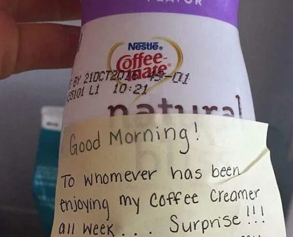 根據本報fact check,2016年亦曾有網民聲稱在咖啡奶精加入人奶,來整蠱同事,連字條內容也一樣。(互聯網)