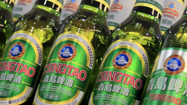 青島啤酒(00168.HK)證實有員工在山東的原料倉小便,已被公安機關行政拘留,公司對此向消費者道歉及會反思整改。(路透社)