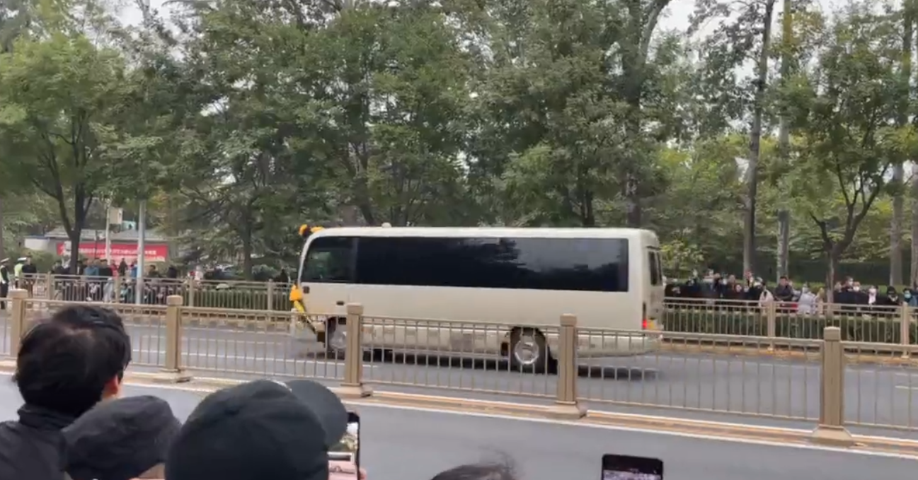 李克強遺體在八寶山革命公墓火化,習近平等領導人前往八寶山送別。(影片截圖)