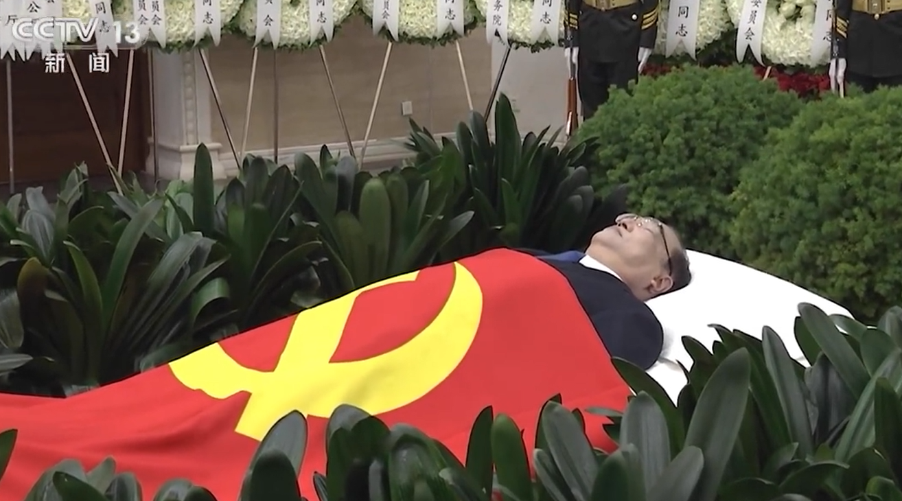 李克強遺體在八寶山革命公墓火化,習近平等領導人前往八寶山送別。(央視截圖)