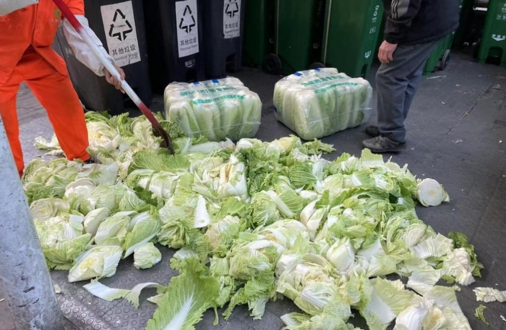 北京垃圾站「回收KPI」為達標 新鮮白菜搗碎當廚餘棄置
