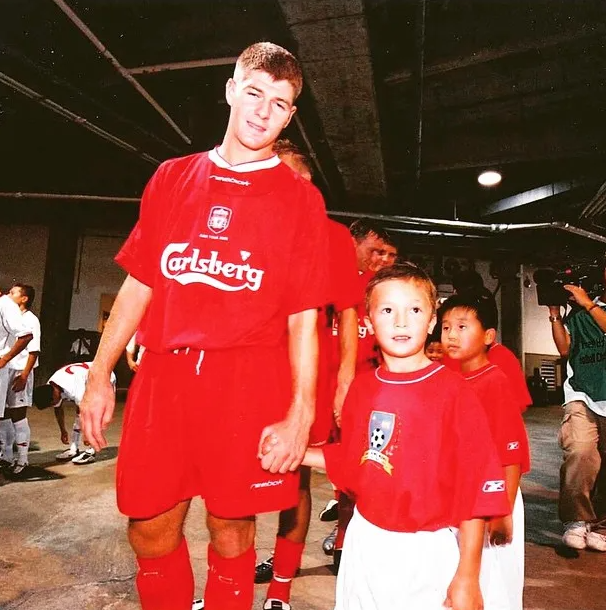安永佳又指從小到現在的偶像都是利物浦名宿謝拉特,因利物浦2003年到香港踢友賽,他成為與謝拉特牽手的球童