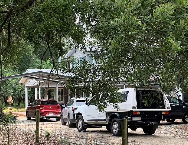 警方大舉搜查女疑犯寓所及車輛。(互聯網)