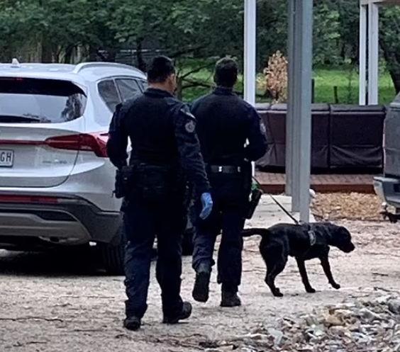 警方大舉搜查女疑犯寓所及車輛。(互聯網)