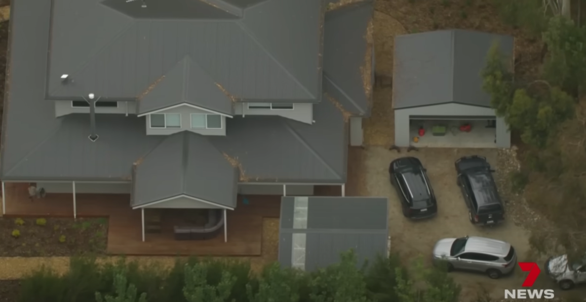 警方大舉搜查女疑犯寓所及車輛。(互聯網)