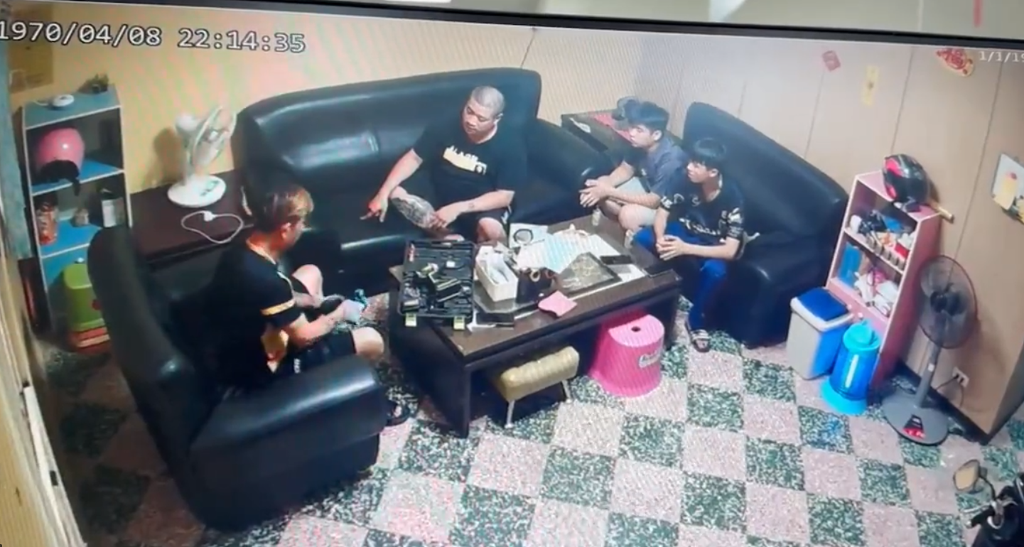 桃園市龍潭區驚傳命案,一名年約40歲的蔡姓男子10月31日見朋友帶人來家裡作客,為展現實力,拿出改造手槍把玩炫耀。