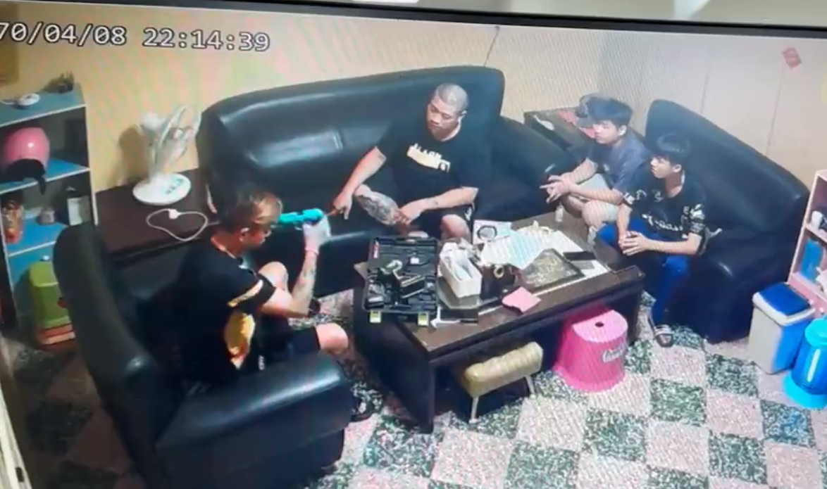 他聲稱改造槍故障不能發射,隨後示範將槍指向自己的頭拉扳機證明,第一次確實未有擊發