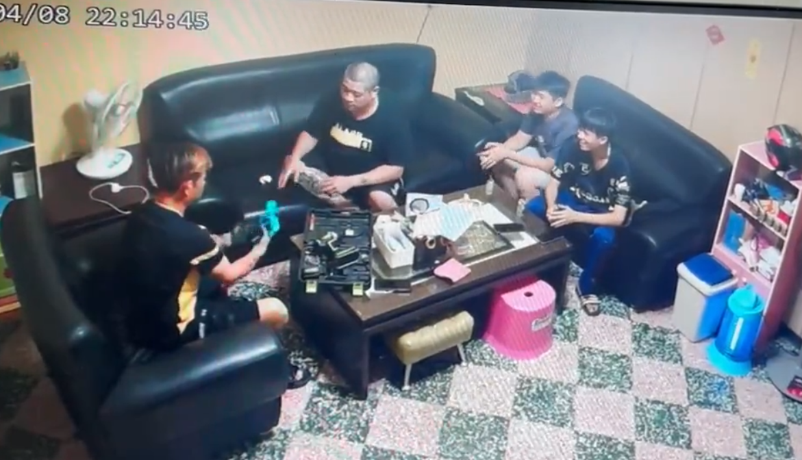 他聲稱改造槍故障不能發射,隨後示範將槍指向自己的頭拉扳機證明,第一次確實未有擊發