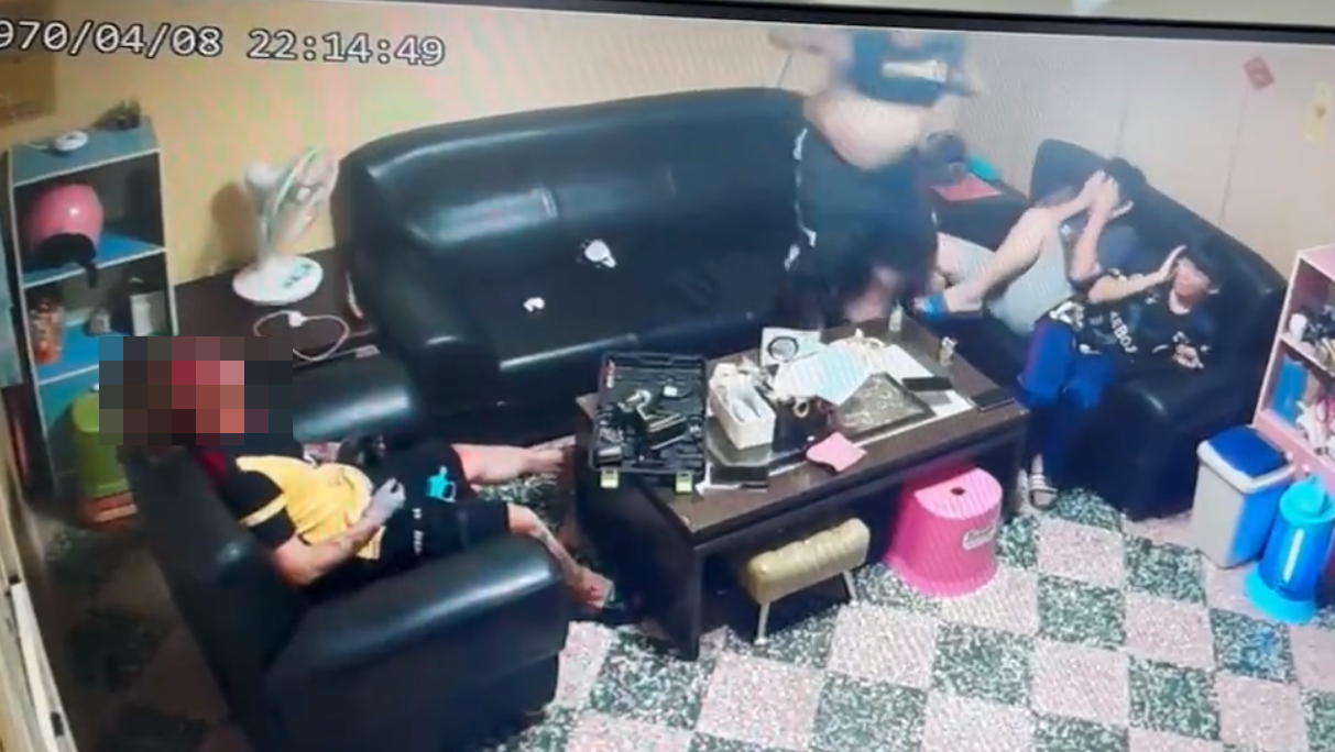 蔡男友人及少年當場被嚇壞,停頓數秒後才衝上前查看