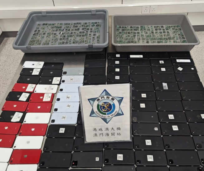 澳門海關起訴一名33歲香港女子,她)經港珠澳大橋入境時被發現在腰、腿、腳及背包藏了100部舊手提電話以及344件舊電子零件。(澳門海關)