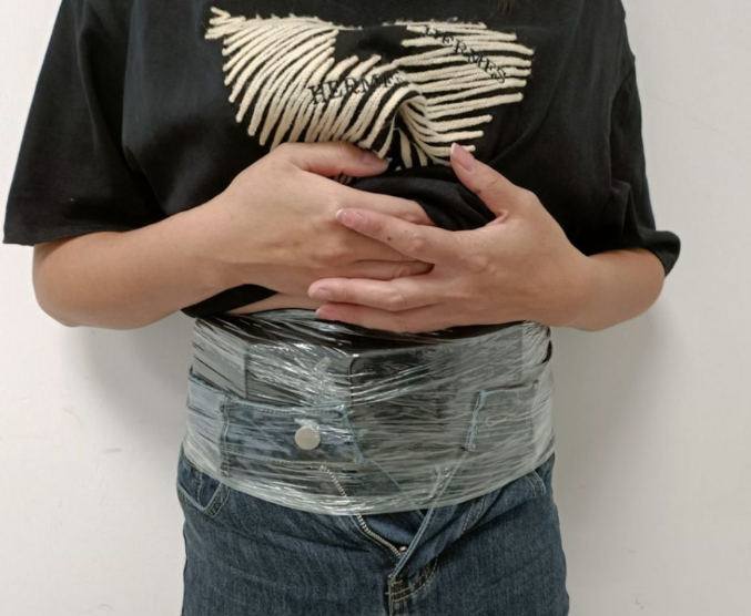 澳門海關起訴一名33歲香港女子,她)經港珠澳大橋入境時被發現在腰、腿、腳及背包藏了100部舊手提電話以及344件舊電子零件。(澳門海關)