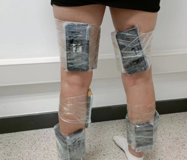 澳門海關起訴一名33歲香港女子,她)經港珠澳大橋入境時被發現在腰、腿、腳及背包藏了100部舊手提電話以及344件舊電子零件。(澳門海關)