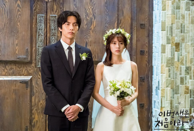 一位男子就表示自己獲認識10多年的同學邀請參加婚禮,雖然對方的婚宴場地為一間五星級酒店,但男子就未有多加理會。(圖片來源:tvN《今生是第一次》劇照)