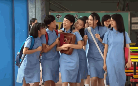 雖然地理書中的內容與政府統計處的數據吻合,不過有網民就不滿現時的教材內容過分「市繪」,認為以這個形式教育學生的話,有機會令同學之間出現嘲笑或排斥的行為。(圖片來源:TVB《女人俱樂部》劇照)