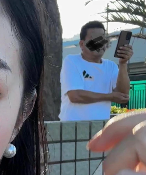 。而事主決定離場時,該名中年男子更突然打開應用程式「開始假裝刷視頻」,疑似想藉此掩飾自己的偷拍行為。(圖片來源:小紅書)