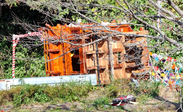 日本靜岡縣伊豆之國市今日(3日)早上有參加傳統祭典的彩飾花車發生意外,一名72歲男子死亡,另18人受傷,活動因意外取消。(網上圖片))