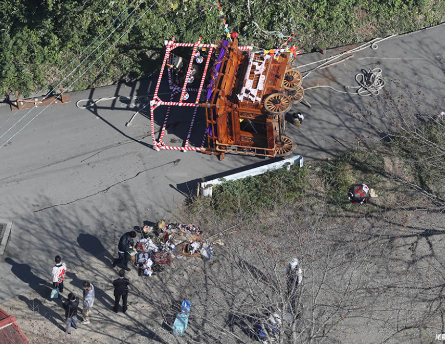 日本靜岡縣伊豆之國市今日(3日)早上有參加傳統祭典的彩飾花車發生意外,一名72歲男子死亡,另18人受傷,活動因意外取消。(網上圖片)