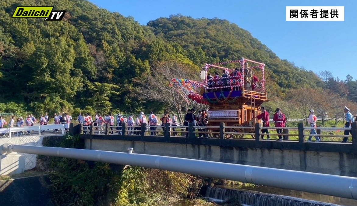 日本靜岡縣伊豆之國市今日(3日)早上有參加傳統祭典的彩飾花車發生意外,一名72歲男子死亡,另18人受傷,活動因意外取消。(網上圖片)