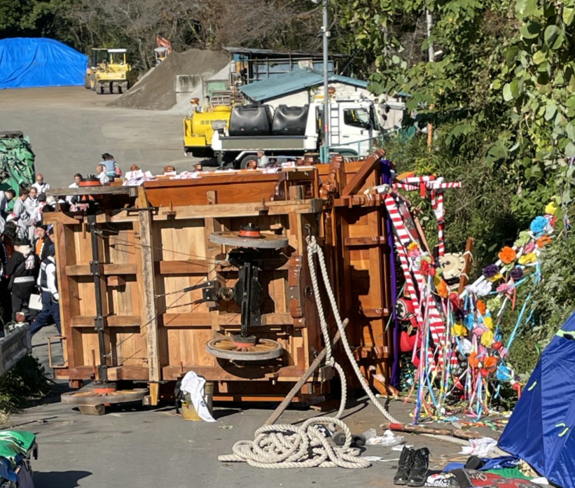 日本靜岡縣伊豆之國市今日(3日)早上有參加傳統祭典的彩飾花車發生意外,一名72歲男子死亡,另18人受傷,活動因意外取消。(網上圖片)