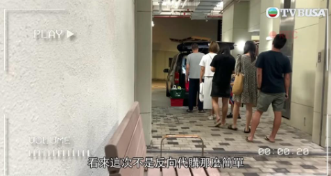 據悉,每晚7點就會有大批粉嶺皇后山居民在樓下大排長龍等外賣,當女主持上前訪問時,他們就表示「自己買咗D外賣,應該係大陸送嚟」。(圖片來源:TVB《東張西望》截圖)