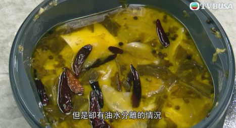 不過送到時食物已經攤涼,而酸菜魚更變得油水分離,賣相不太討好。(圖片來源:TVB《東張西望》截圖)