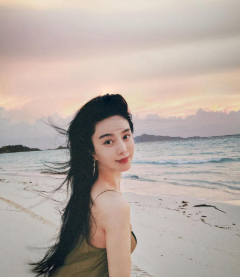 除了直言港女胸細之外,發文者又另外列出兩個港女的缺陷,揚言「塌屁股的也很多」、「而且衣著打扮也很土」。(圖片來源:IG@bingbing_fan)