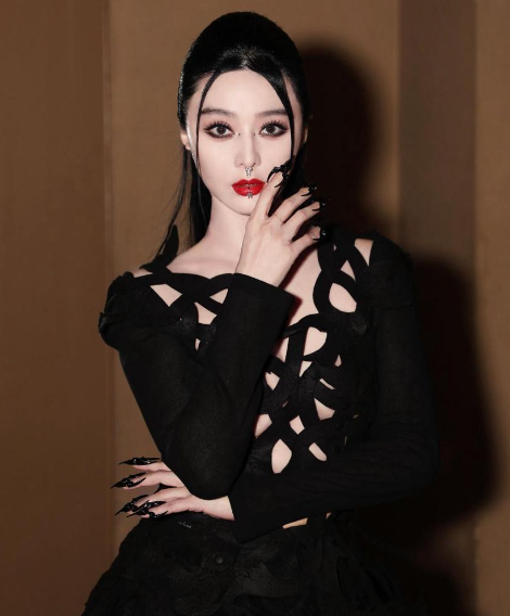 事後,她更「同情」香港男生,直指「香港男人真可憐啊」,又自豪地表示「怪不得很多香港富豪喜歡我們大陸女生」。(圖片來源:IG@bingbing_fan)