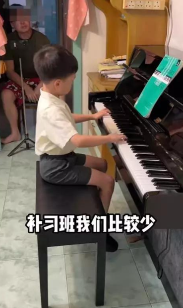 而因為家中有闊落的客廳,所以為了更好地培養小朋友,可見港媽在客廳放置了一部鋼琴。(圖片來源:小紅書)