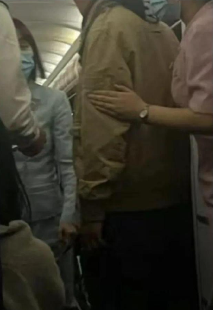 大阪飛上海客機24歲男欲開艙門 乘客驚叫「要幹甚麼」及時制止