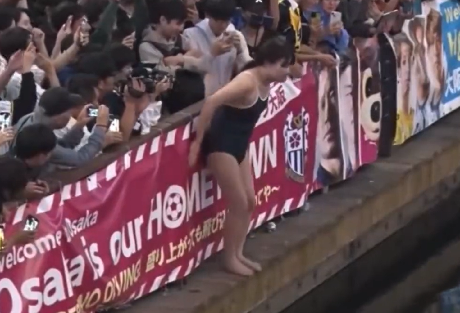 穿上泳衣的女生在跳河。(影片截圖)