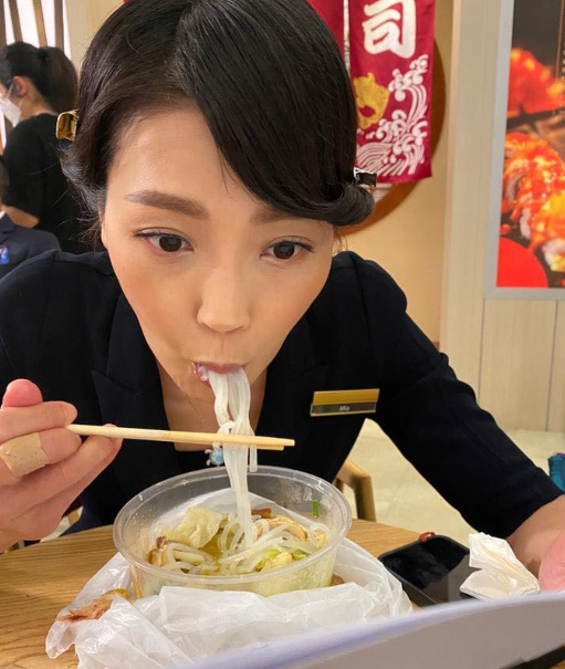 愛回家Ma姐何芷姍50歲生日被讚似廿歲(何芷姍IG)