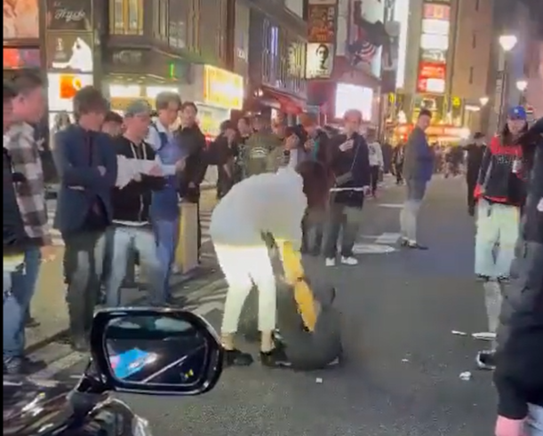 白衣女子向男子施襲。(影片截圖)