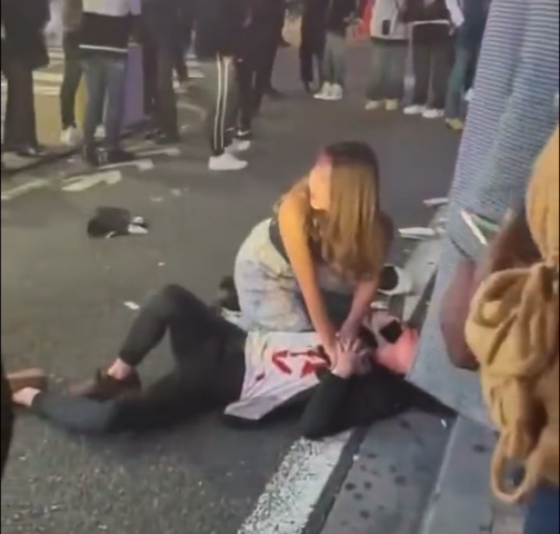 被刺男子身旁有人協助急救。(影片截圖)