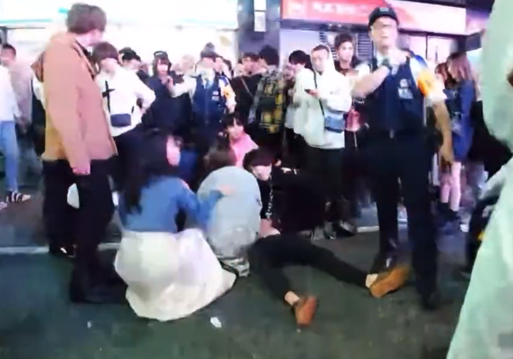 警察到場時有人為男子急救。(影片截圖)