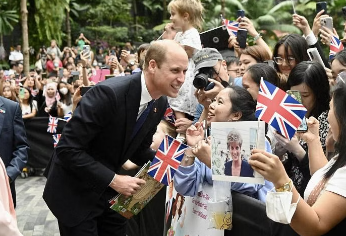 英國王儲威廉王子遊覽樟宜機場,獲大批民眾歡迎。(網上圖片)