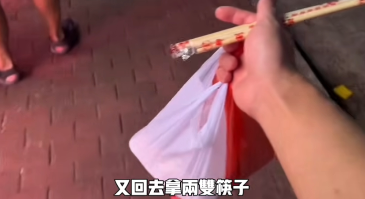 內地青年不獲筷子要折返店舖,令他不快(圖片來源:YouTube@小馬生存日記)