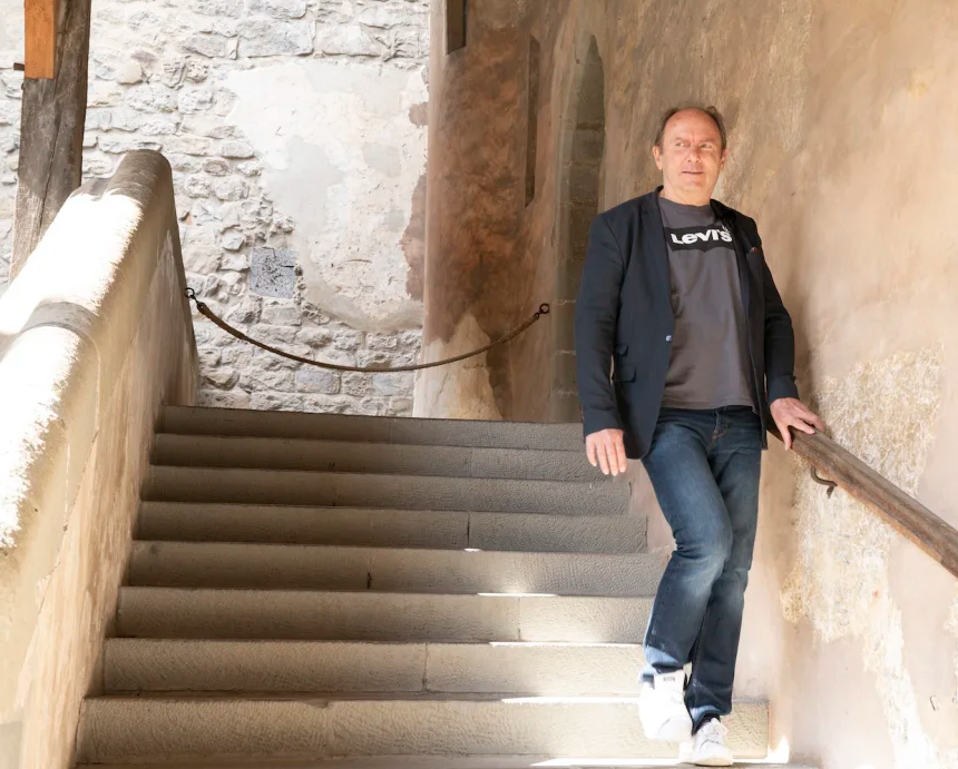 柏金遜症|晚期患者脊椎植電極裝置 步行6公里未跌倒如「重生」(網上圖片)