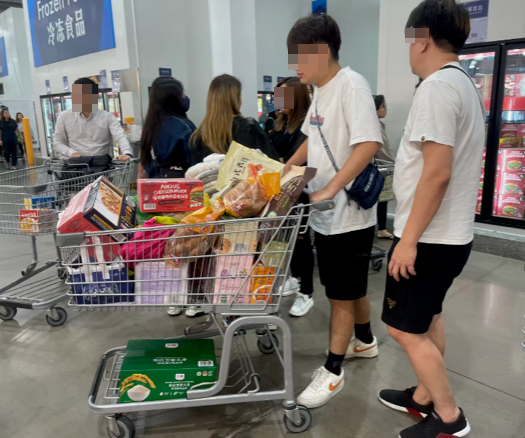 港人湧深圳山姆超市掃貨。(小紅書)