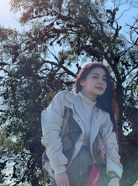 咖喱黃雅慧參加《全民造星IV》出道,現時兼職醫療美容機構醫生(咖喱黃雅慧IG)