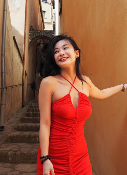 咖喱黃雅慧參加《全民造星IV》出道,現時兼職醫療美容機構醫生(咖喱黃雅慧IG)