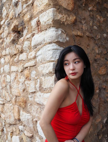 咖喱黃雅慧參加《全民造星IV》出道,現時兼職醫療美容機構醫生(咖喱黃雅慧IG)