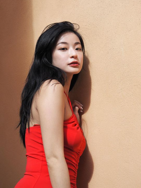 咖喱黃雅慧參加《全民造星IV》出道,現時兼職醫療美容機構醫生(咖喱黃雅慧IG)