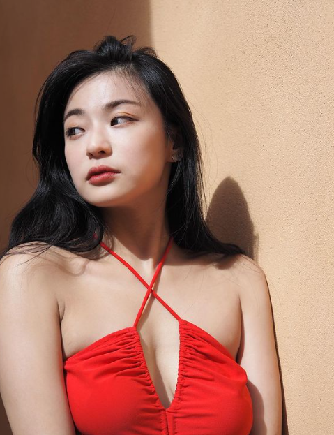 咖喱黃雅慧參加《全民造星IV》出道,現時兼職醫療美容機構醫生(咖喱黃雅慧IG)