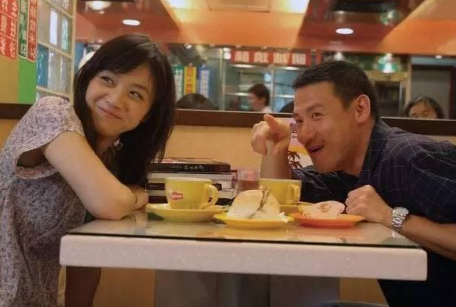 幸好老闆所「睇中」的香港大叔十分善良,在聽說要借錢給發文者後即時答應,「說著就立刻打開錢包,看我小票上寫著$110,就掏出兩張紙幣遞到我手裡」。(圖片來源:電影《月滿軒尼詩》劇照)